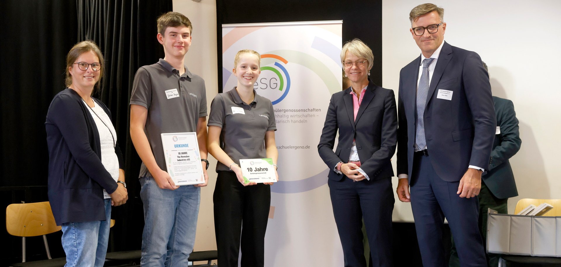 NRW-Schulministerin zeichnet Honeybees aus