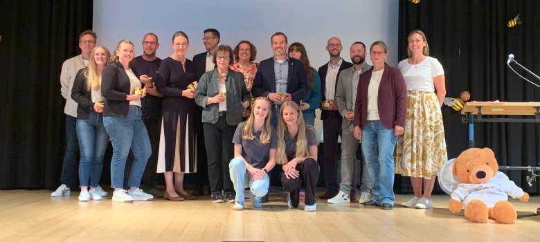 NRW-Schulministerin zeichnet Honeybees aus